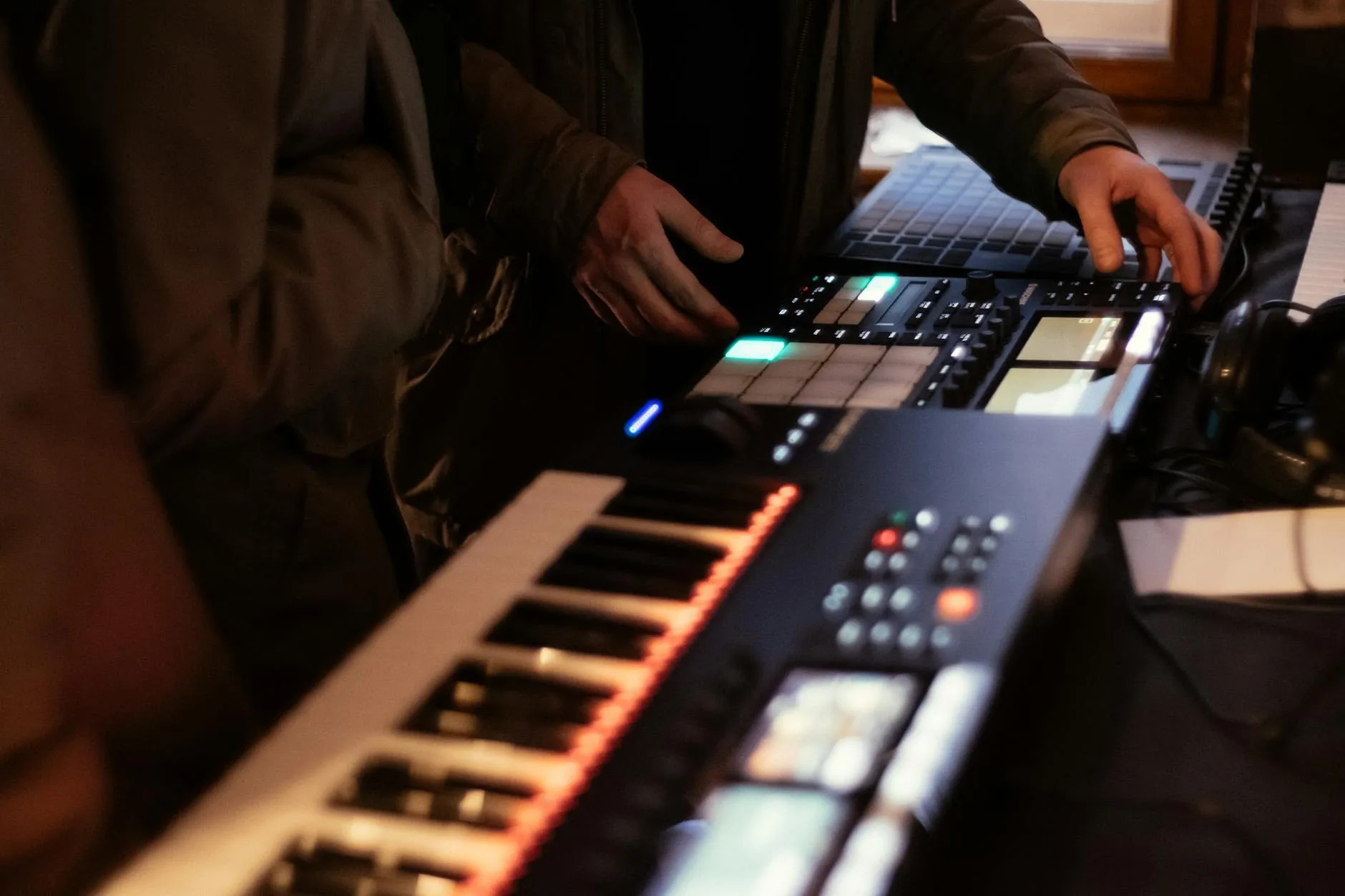 Produzent arbeitet im Studio mit Synthesizer und Beat-Pads